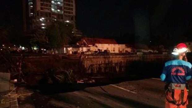 Diduga karena Proyek RS, Jalan Gubeng di Surabaya Ambles