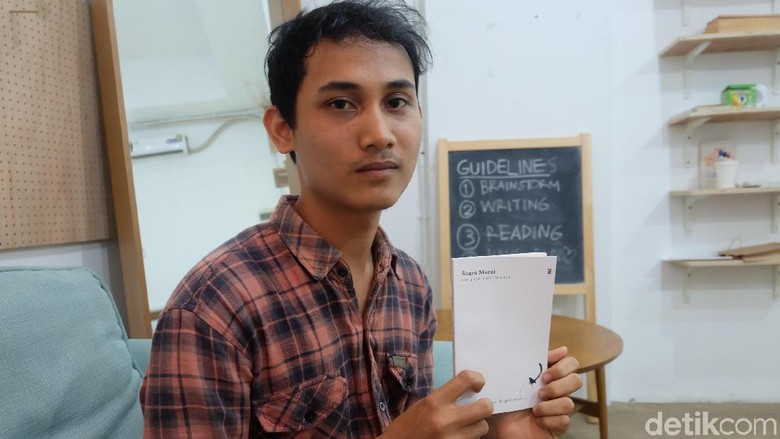 Mengangkat Budaya Lokal Minang ke Puisi ala Penyair Andre Septiawan Foto: Tia Agnes/ detikHOT Mengangkat Budaya Lokal Minang ke Puisi ala Penyair Andre Septiawan Foto: Tia Agnes/ detikHOT