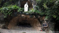 Lokasi Gua Maria Fatima ini berada di Desa Klepu, Kecamatan Sooko, Ponorogo. Gua ini ditandai dengan Patung Maria Fatima setinggi 5 meter. (Charolin Pebrianti/detikTravel)