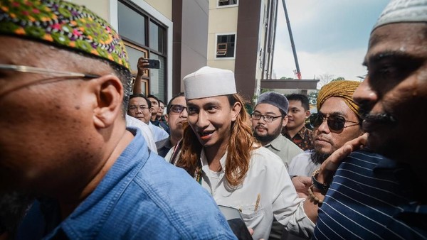 Habib Bahar Ditahan, Ini Momen Saat Ia Tiba di Polda Jabar Siang Tadi