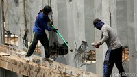 Pembangunan turap itu dilakukan untuk mengantisipasi terjadinya banjir karena meluapnya air saat musim hujan dan debit air yang tinggi karena curah hujan lebat.