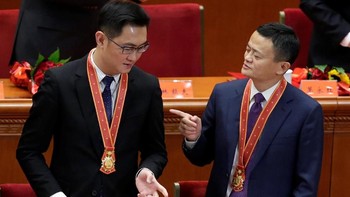 Ma Huateng dan Jack Ma mungkin sedang membicarakan soal perusahaan masing-masing atau tentang negaranya. Foto: Reuters