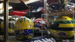 Gokil! Ada Mobil F1 Ditempel di Dinding Cafe Ini