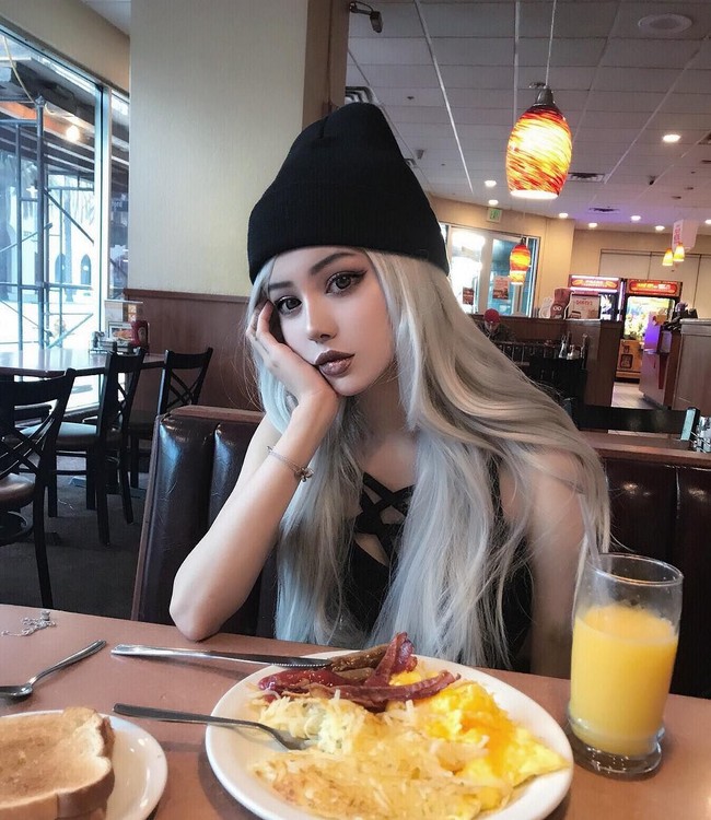 Mulai posting foto di Instagram sejak 2013, Kina banyak menarik para netizen dengan tampilannya yang sangat cantik seperti boneka. Saking cantiknya, banyak orang menganggap jika wajahnya tidak asli dan bukan asli China. Foto: Instagram @kinashen