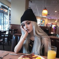 Mulai posting foto di Instagram sejak 2013, Kina banyak menarik para netizen dengan tampilannya yang sangat cantik seperti boneka. Saking cantiknya, banyak orang menganggap jika wajahnya tidak asli dan bukan asli China. Foto: Instagram @kinashen