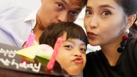 Bersama anak pertamanya, Eva rayakan ulang tahun sang suami. Kue cokelat pun jadi pelengkap momen manis ini. Foto: Instagram eva_anindita_zachrie