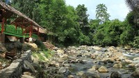 Wisata alam Kali Biru menawarkan keindahan alam dengan hamparan bebatuan besar di tengah sungai, di bawah naungan rimbunnya daun pepohonan tinggi. (dok Asosiasi Pariwisata Polman)
