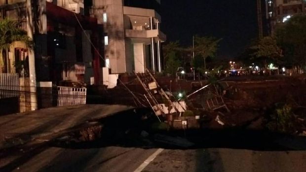 Diduga karena Proyek RS, Jalan Gubeng di Surabaya Ambles
