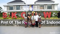 Sri Mulyani berfoto di depan PLBN Skouw Jayapura. Pool/Kementerian Keuangan.
