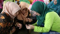 Pelatihan ini digelar guna meningkatkan kemampuan dan dapat memperkuat perekonomian keluarga dari hasil kerajinan yang dijualnya itu. 
