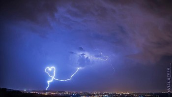 Keren! ketika petir berbentuk lambang hati. (Foto: Brightside)