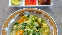 Selain jagung manis, daun lelem, daun kangkung, labu kuning dan sayuran lainnya dimasak jadi satu hingga kental.  Disajikan dengan ikan asin dan sambal. Foto : Instagram @ratna_siyahiyanti