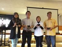 kiri ke kanan: Noprita Herari (Marketing & Product Manager (Consumer) PT. Aneka Warna Indah ) Genichiro Takaoka (Regional Sales Department (Ricoh Imaging Company.Ltd) Imelda Sanurita (General Manager PT. Aneka Warna Indah) Henry Untung (Sales Manager PT. Aneka Warna Indah