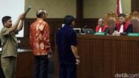 Keduanya disumpah atas kebenaran pernyataan mereka setelah memberikan kesaksian di depan hakim.
