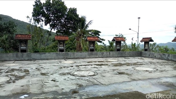 Memiliki luas 3.000 m2, Gua Maria ini mampu menampung 3 ribu umat yang ingin beribadah. Kawasan ini memiliki luasan lahan yang dibangun secara apik. (Charolin Pebrianti/detikTravel) Memiliki luas 3.000 m2, Gua Maria ini mampu menampung 3 ribu umat yang ingin beribadah. Kawasan ini memiliki luasan lahan yang dibangun secara apik. (Charolin Pebrianti/detikTravel)