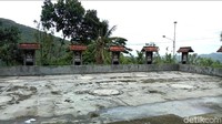 Memiliki luas 3.000 m2, Gua Maria ini mampu menampung 3 ribu umat yang ingin beribadah. Kawasan ini memiliki luasan lahan yang dibangun secara apik. (Charolin Pebrianti/detikTravel)