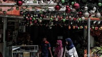 Di langit-langit TPO juga dihiasi dengan ornamen-ornamen yang khas.