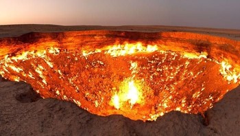 Kawah gas Darvaza ini di Turkmenistan mendapat julukan Gerbang Neraka karena memiliki api yang terus menyala sejak 1971. (Foto: Internet)  