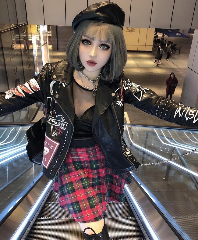 Dalam sebuah unggahan, Kina mengatakan jika banyak orang mempertanyakan etnisnya. Ia sendiri mengaku 100% warga China bahkan mengunggah foto ibunya sebagai bukti. Dalam foto tersebut, sang ibu memang terlihat punya mata besar seperti dirinya sehingga wajar jika banyak yang menyangsikan. Foto: Instagram @kinashen