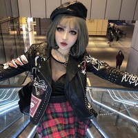 Dalam sebuah unggahan, Kina mengatakan jika banyak orang mempertanyakan etnisnya. Ia sendiri mengaku 100% warga China bahkan mengunggah foto ibunya sebagai bukti. Dalam foto tersebut, sang ibu memang terlihat punya mata besar seperti dirinya sehingga wajar jika banyak yang menyangsikan. Foto: Instagram @kinashen