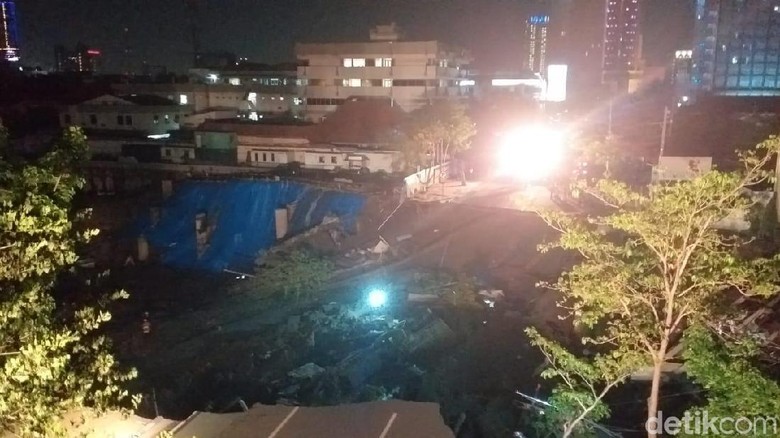 Cek Ada Korban Atau Tidak, Tanah Ambles di Jalan Gubeng Disisir Cek Ada Korban Atau Tidak, Tanah Ambles di Jalan Gubeng Disisir