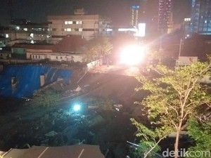 Cek Ada Korban Atau Tidak, Tanah Ambles di Jalan Gubeng Disisir