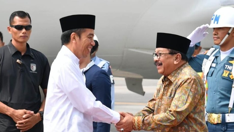 Saat Pakde Karwo Setia Dampingi Jokowi Kunjungan di Jombang Saat Pakde Karwo Setia Dampingi Jokowi Kunjungan di Jombang