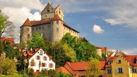 Kastil Meersburg menghadap ke tepi Danau Constance. Kastil ini diklaim sebagai puri tertua yang masih dihuni di Jerman (Alamy/CNN Travel)