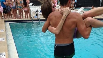 Kalalu ini sang pria terlihat bisa berjalan di atas air sambil menggendong sang kekasih. (Foto: Brightside)