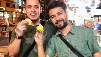 Makan buah durian bersama Raffi Ahmad, kulineran di malam hari jadi pilihan pengusaha yang satu ini. Foto: Instagram @aufar.hutapea