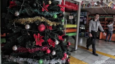 Tempat Penyeberangan Orang di Kota Tua Istimewa Sambut Natal