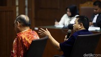 Novanto disebut menjadi salah satu orang yang menghubungkan Eni dengan Kotjo untuk memuluskan langkah pengusaha itu memenangkan proyek PLN.