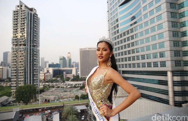 Wilda adalah anak kedua dari tiga bersaudara. Orangtuanya memutuskan berpisah saat Wilda masih kecil. Dari situ, Wilda belajar untuk hidup mandiri demi mencukupi kebutuhan sehari-hari. Semua pekerjaan yang dipandang sebelah mata sudah pernah kujalani, mula dari penjual sapu lidi dan batu bata, kata perempuan 23 tahun itu. Foto: Rachman Haryanto/detikfoto