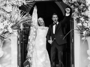 Seperti di TV, Emily VanCamp dan Josh Bowman Nikah di Kehidupan Nyata