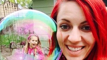 Lucu! Anak gadis ini terlihat seperti masuk ke dalam bubble. (Foto: Brightside)
