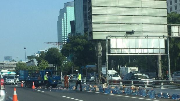 Truk terguling di Tol Semanggi