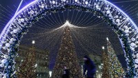 Dekorasi lampu pohon Natal pun terlihat sangat indah. REUTERS/Maxim Shemetov.