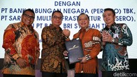 Direktur Utama BTN Maryono bersama Direktur Commercial Banking BTN Oni Febriarto (kanan) bertukar naskah kerjasama dengan Direktur Utama AP 1 Faik Fahmi (kedua kiri) dan Direktur Keuangan AP 1 Novrihandri usai penandatanganan perjanjian kredit korporasi senilai Rp 2 Triliun (non revolfing) di Jakarta, Selasa (18/12).
