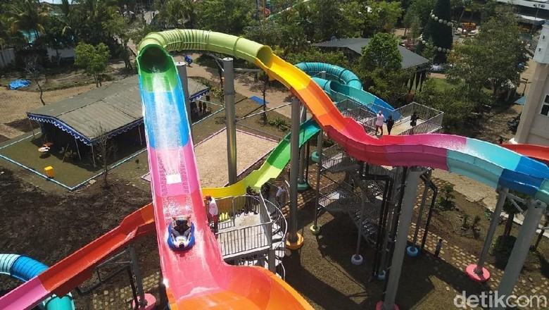 Jet Coaster Slider di Hawai Water Park (Muhammad Aminudin/detikTravel) Jet Coaster Slider di Hawai Water Park (Muhammad Aminudin/detikTravel)