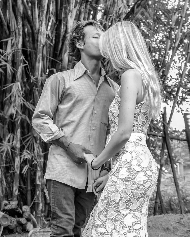 I love you berarti aku akan mencintaimu dan berdiri di sisimu bahkan melalui saat-saat terburuk. Itu berarti mencintaimu ketika kamu berada dalam suasana hati yang buruk atau terlalu lelah untuk melakukan hal-hal yang ingin aku lakukan. Itu berarti mencintaimu ketika kamu terjatuh, tidak hanya bersama ketika kamu senang, tulis Polly di salah satu keterangan unggahan Instagramnya. Foto: Instagram @pollyoddsocks