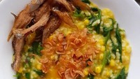 Ini versi bubur kental dengan oaduan ikan asin dan sambal. Siapa mau? Foto : Instagram @arumannisa