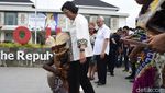 Pakai Topi Khas Papua, Sri Mulyani ke PLBN Skouw hingga Pasar