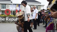 Pada kesempatan yang sama, Menkeu juga dinobatkan menjadi putri Papua dari Suku Saireri dan mendapatkan gelar Wiwing Kaura. Pool/Kementerian Keuangan.
