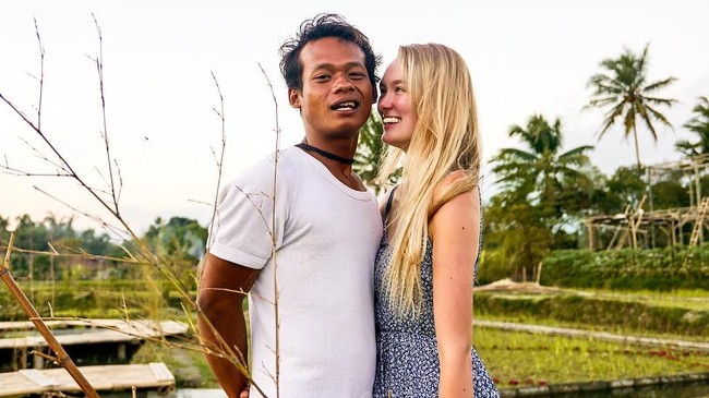 Polly juga kerap kali mengunggah momen kebersamaannya bersama pujaan hatinya. Tak hanya itu, ia pun menuliskan keterangan romantis tiap kali mengunggah fotonya bersama Karna. Foto: Instagram @pollyoddsocks