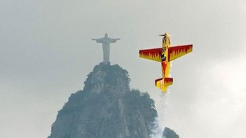 Kala pertunjukan pesawat di kota Rio de Janeiro, Brasil.  (Foto: Brightside)