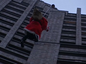 Bak Spiderman, Santa Turuni Gedung Pencakar Langit Berlin