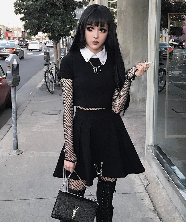 Selain cantik dan pintar makeup, penampilan Kina Shen semakin menarik dengan busana yang stylish dan kadang-kadang seksi. Ia lebih sering menerapkan gaya fashion berkonsep gothic serba hitam. Foto: Instagram @kinashen