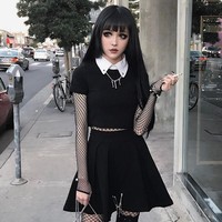 Selain cantik dan pintar makeup, penampilan Kina Shen semakin menarik dengan busana yang stylish dan kadang-kadang seksi. Ia lebih sering menerapkan gaya fashion berkonsep gothic serba hitam. Foto: Instagram @kinashen