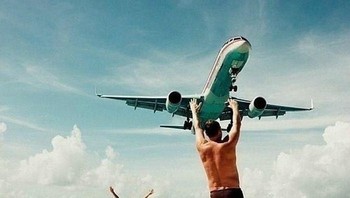 Wah! pria ini bisa menggapai pesawat. (Foto: Brightside)