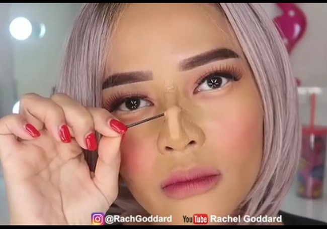 Di Instagram atau Youtube kamu mungkin sering melihat wanita Asia berdandan dengan kulit putih, hidung mancung dan dagu lancip. Penampilan palsu tersebut kemudian diakhiri dengan video melepas selotip dan mengelupaskan waxing dari bagian hidung. Ini menjadi tren kecantikan aneh di 2018.  Foto: Rachel Goddard dok. Instagram (@rachgoddard